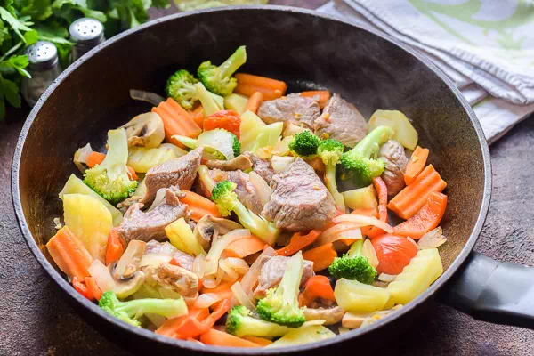мясо с овощами на сковороде рецепт фото 5